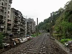 Рельсы уже демонтированы, но шпалы и опоры контактной сети всё ещё сохранились