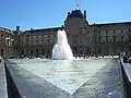 Fontaine de la Pyramide beim Louvre