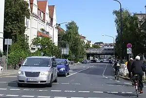 Obousměrná ulice s měkkým oddělením jízdních pruhů (ale nikoliv s shared lanes!) V Německu Značení: cycleway=lane?