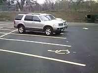 Place pour personne à mobilité réduite sans cheminement d’accès.