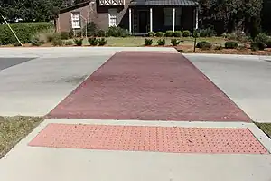 Trottoir non continu. Il y a une distinction nette de surface entre le trottoir et la chaussée. Utiliser crossing:markings=surface.