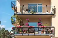 Квартира с несколькими балконами. На снимке показан угол квартиры с двумя балконами, выходящими на фасад с одной стороны, и ещё тремя — с другой.