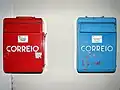 Caixas de correio normal e azul (apenas em alguns locais/estações), Portugal