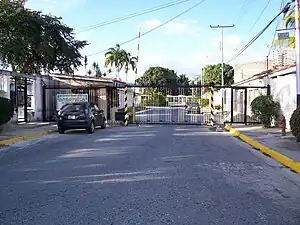 En urbanizaciones cerradas, todas las calles "tras el portón" usan esta etiqueta, siempre que no se pueda acceder allí por otra parte abierta.