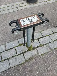 A stand with two chains