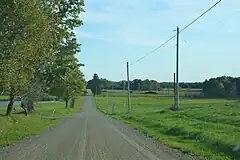 Beachten Sie, dass dies in OSM zwar als „unbefestigter Weg“ bezeichnet wird, aber als surface=compacted getaggt werden sollte.