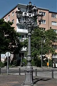 Fünfarmiger Charlottenburger Kandelaber mit fünf Berliner Gas-Modelleuchten