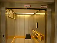 Feuerwehraufzug mit Beschilderung