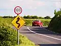 Una velocidad máxima de 100 km/h en una carretera estrecha y con muchas curvas.