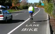 An urban expressway segment of Foothill Expressway in Palo Alto, California. Note the freeway-style guide signs and the median separating northbound and southbound traffic, but also the bike lane.