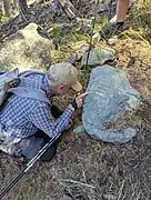 Un mapper studia una roccia di cloritoscisto granatifero