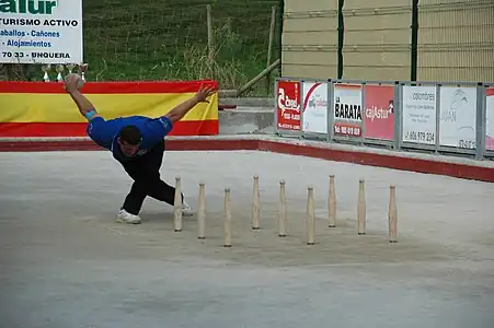 Spielfeld der Bowlsvariante (Bolo Palma) in Kantabrien, Nordspanien