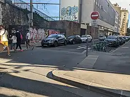 Trottoir traversant en France.