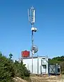 antena BTS z zapleczem wewnątrz klimatyzowanego kontenera.