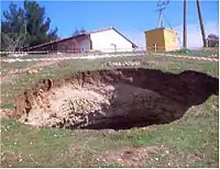 Свежая и недолговечная воронка (обратите внимание, недолговечные объекты не отмечаются в OSM, поэтому нет&nbsp;смысла рисовать провалы, которые будут заполнены в&nbsp;течение нескольких дней)