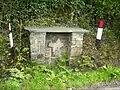 Roadside coffin rest in Jeffreyston, Pembrokeshire welshbabe, CC BY-SA 2.0, via Wikimedia Commons