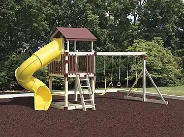Eine Platform mit Leiter, Rutsche und Schaukel. platform, ladder, slide, swing
