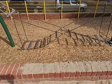 Ein nicht näher definiertes Spielgerät zum Klettern und Balancieren. balance oder climbing