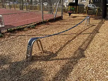 Ein Spannseil ohne Haltemöglichkeiten. rope_traverse + handrail=no