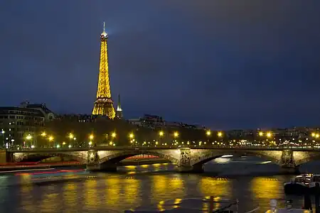 Night view of the Pont des Invalides and the Eiffel Tower, Paris, France.