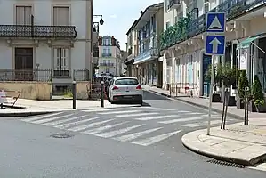 Traversée marquée mais non continue à cause du revêtement de surface. Doit porter crossing:markings=zebra et traffic_calming=table.