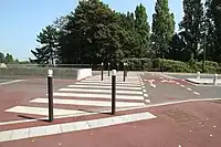 France: A crossing with contrasted bollards only for pedestrians. (Antony, FR92)