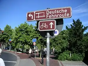 Deutsche Fehnroute, braune Ausschilderungen für Autos und Fahräder.