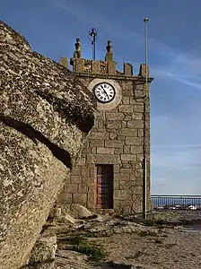 Exemplo 5 support=wall display=analog faces=4 visibility=area