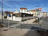 France: A crossing with contrasted bollards for pedestrians and bicycle. (Vichy, FR03)