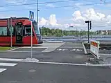 Suomi (Tampere): Raitiotien joukkoliikenneopastimet. Jalankulkijaopastimet. Ei tiemerkintöjä. crossing:signals=yes (tai ehdotettu crossing:signals=dedicated) crossing:markings=no