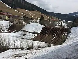 check_dam=fin, check_dam:screen=rake, screen:material=metal