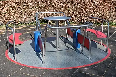 Ein nivaugleiches Karussel für Rollstuhlfahrer oder Kinderwagen. roundabout + wheelchair=yes