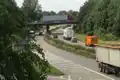 ... obwohl sie als kreuzungsfreier highway=trunk auf den Tunnel zuläuft. Erst nach der Brücke (volles Kleeblatt mit der B&nbsp;3) nach dem zweiten „Ohr“ wird sie wieder Kraftfahrstraße (Schild nicht sichtbar)