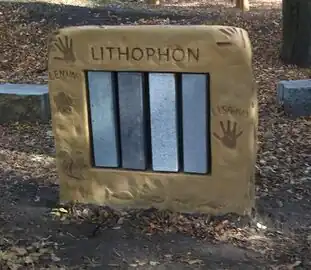 Ein Instrument, das das Hören anregen soll. musical_instrument + sensory=audible