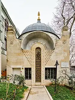 Decorative ironwork and stepped motif – Tomb of Sheikh Zafiri (Şeyh Zafir Türbesi) in Istanbul, by Raimondo D'Aronco (1903)