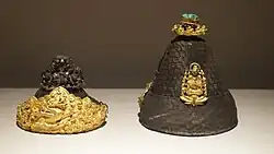 Diji (䯼髻/狄髻), a type of decorative guan worn over topknot, became a common type of headwear among married women of status.