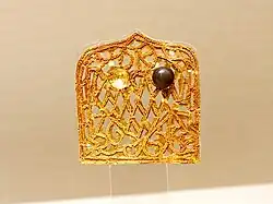 Golden cicada-patterned dāng (珰), used to decorate official headwears such as longguan / wuguan and tongtianguan.[85]