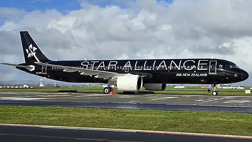 An Air New Zealand Airbus A321neo registered ZK-OYB wearing a full black Star Alliance livery.