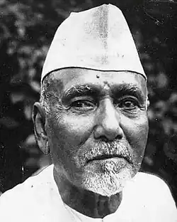 Allauddin Khan, a Hindustani classical music sarod player was also an influential teacher. Among his students were the sitarist Ravi Shankar, sarod player Ali Akbar Khan, and flutist Pannalal Ghosh.