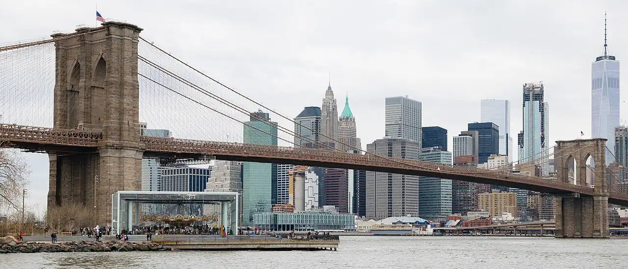 The Brooklyn Bridge with Manhattan in the background, seen at daytime from Brooklyn in 2017
