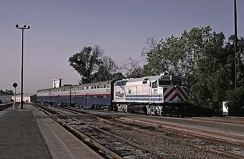 907 "Mountain View" carrying original Caltrans blue-and-teal stripes, pulling the three "Rainbow" gallery cars CDTX 3700, 3701, 3702 (1985)