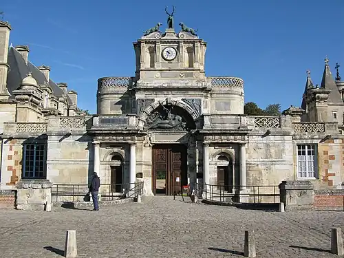 Renaissance Doric columns and entablature of the entrance gateway of the Château d'Anet, near Dreux, France, by Philibert de l'Orme, 1547–1552[21]