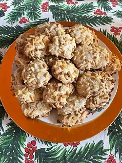 Pinolate biscuits with pine nuts