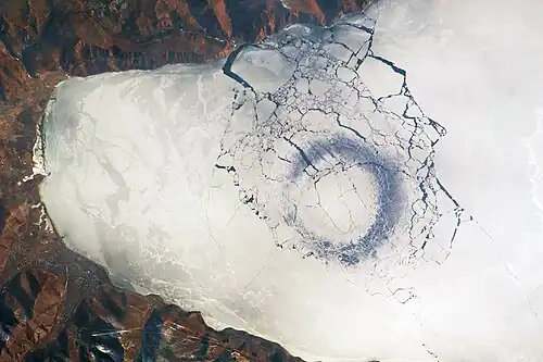 Circle of thin ice, diameter of 4.4&nbsp;km (2.7&nbsp;mi) at the lake's southern tip, probably caused by convection