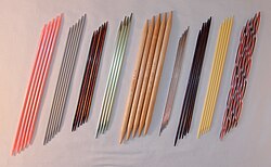 Double-pointed knitting needles in various materials and sizes. They come in sets of four, five or six.