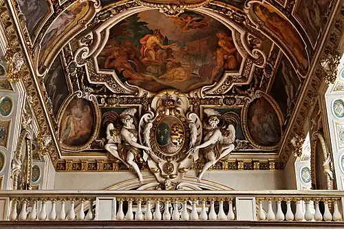 Ornament over the chapel gallery with the coats of arms of France and of the Medici Family