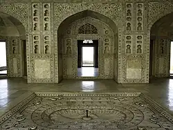 Room with fountain in the Muthamman Burj (1628–30), added by Shah Jahan inside the Agra Fort built by Akbar[298]