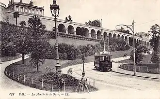 A tramcar of the Tramway de Pau on the Montée de la Gare, at the start of the 20th century