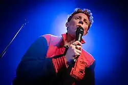 La Roux performing in 2025