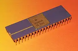40-pin gray ceramic DIP on orange background labeled with Motorola logo and XC6800A